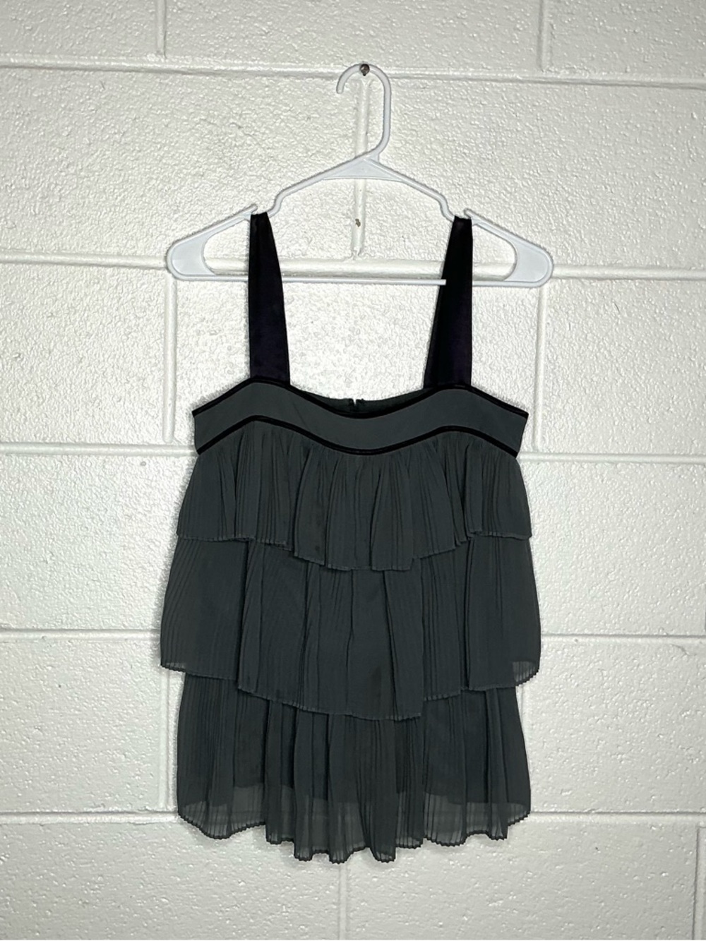< French Connection Gray Tiered Chiffon Tank Top >